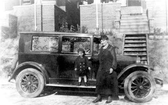 Automobile parked in front of 903-905 Norwich in 1928.
showing the brother and grandmother of Marion Tintelnot.