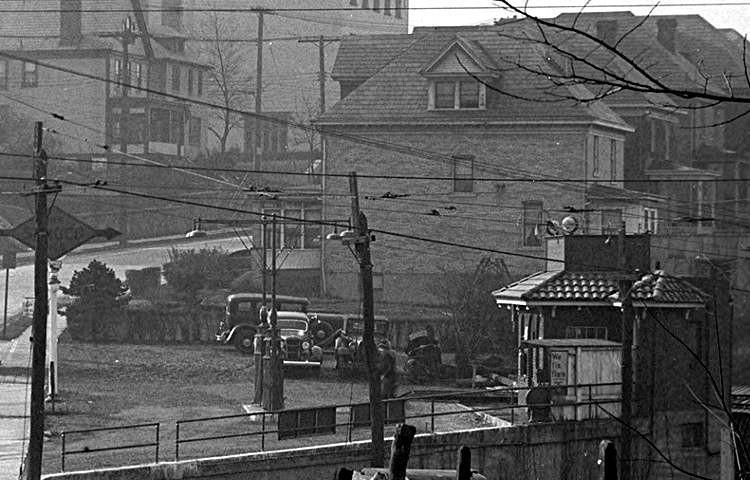 A gas station and auto service shop stands at the
intersection of Brookline Boulevard and Pioneer in 1935.