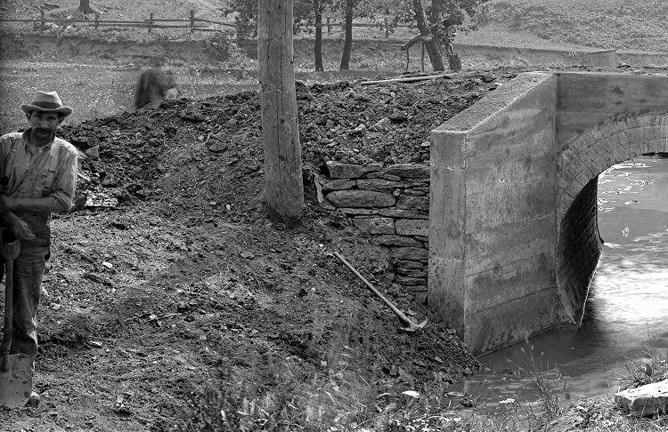 Drainage culvert at the lower
end of Bausman Street in 1909.