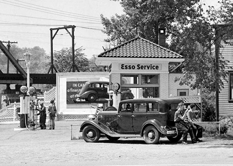 A busy day at the Esso service station at
Saw Mill Run and Nobels Lane in 1936.