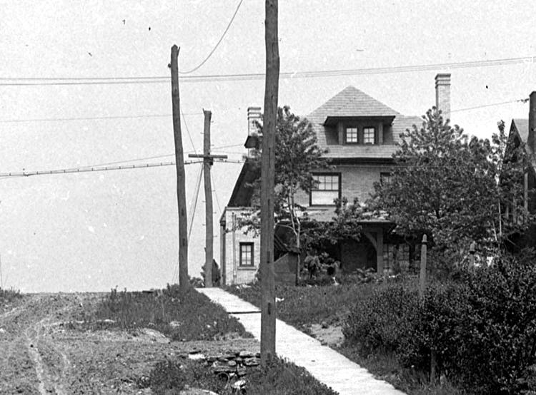 Home at the Creedmoor/Oakridge intersection in 1919.