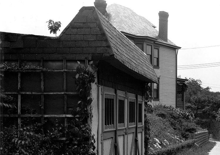 A garage along Glenarm and the home at
the corner with Berwin Avenue in 1930.