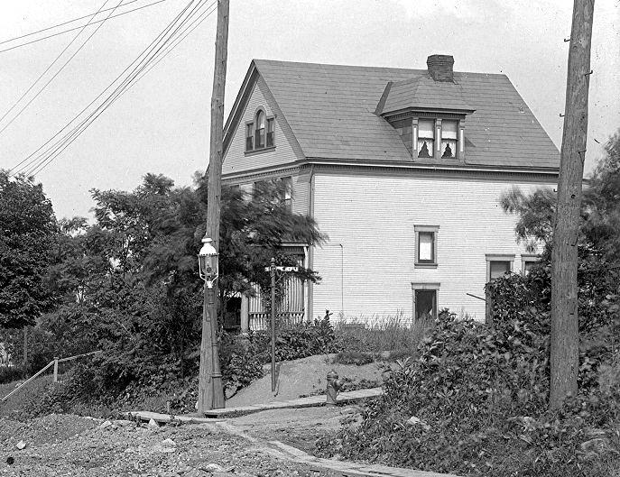 The intersection of Pioneer Avenue and
Woodbourne Avenue in 1916.