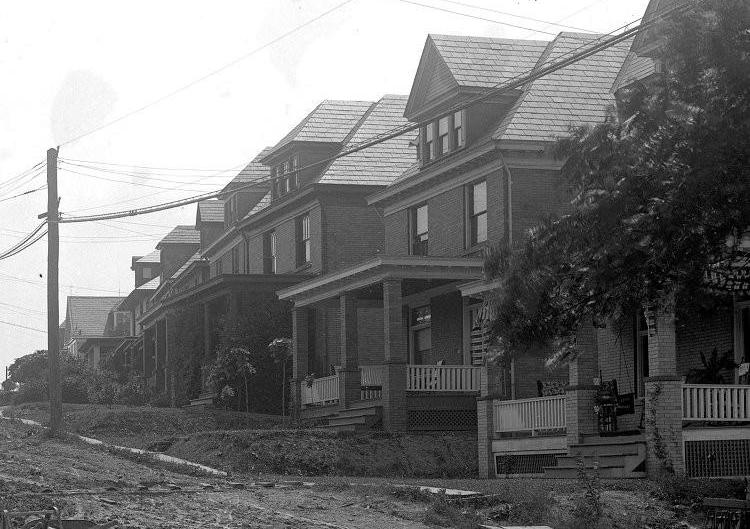 Pioneer Avenue homes across from the
Berkshire Avenue intersection in 1916.