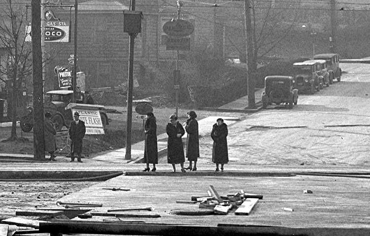 Women wait to cross Brookline Boulevard at Pioneer in 1935.