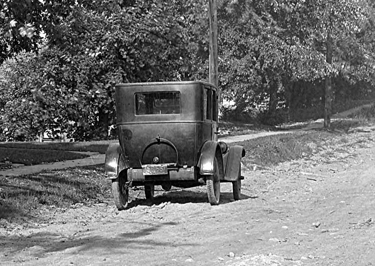 An automobile parked across from the
Freedom Avenue intersection in 1924.