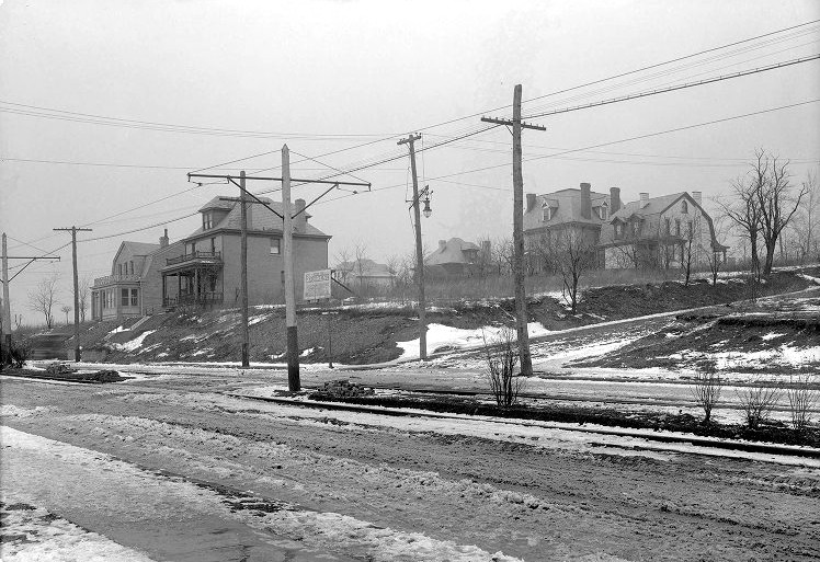 Brookline Boulevard at the intersection
with Glenarm Avenue - March 1916.
