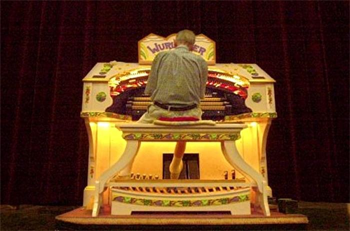 The South Hills Theatre featured a 1927
Wurlitzer theater pipe organ that rose
from center stage on hydraulic lifts.