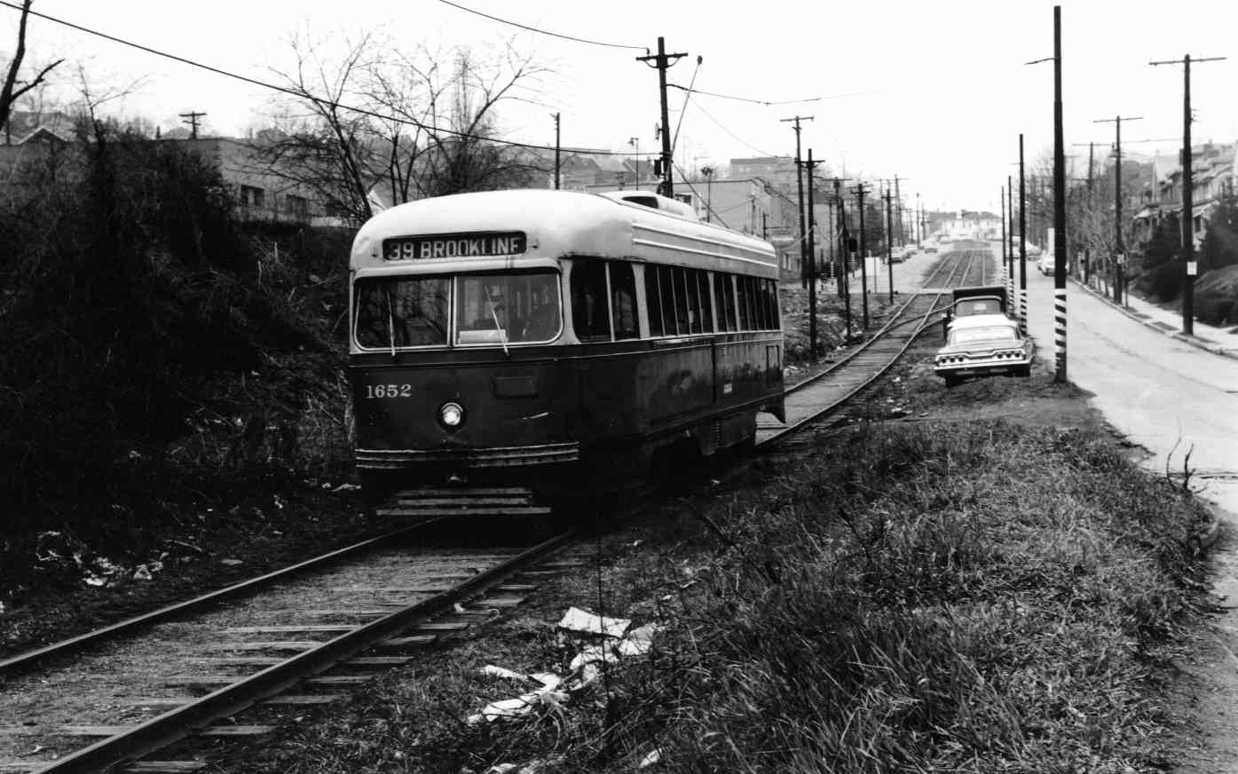 The 39-Brookline trolley heads towards
the loop at the lower end of the Boulevard.
It has just passed Breining Street in the
background and is positioned at the bottom
of Birchland Street.