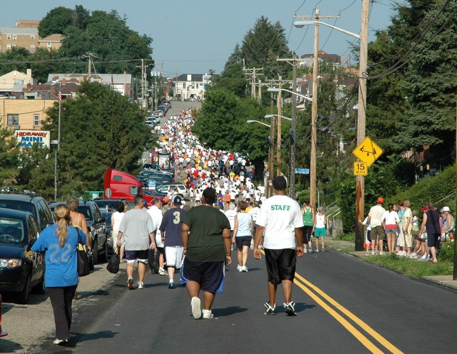 Runners and walkers head up
Brookline Boulevard at the start
of the 26th Brookline Breeze.
