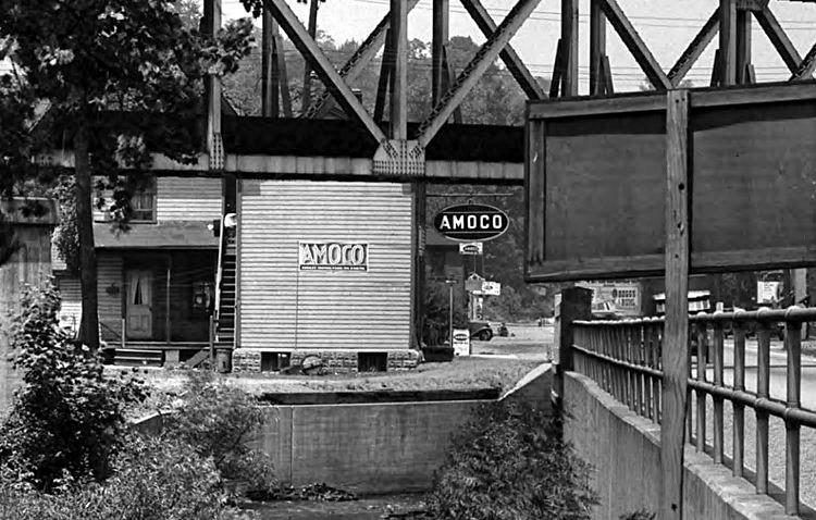 An Amoco service station at the Whited
Street/Saw Mill Run intersection in 1934.