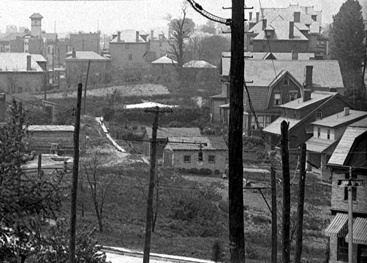 Homes on the 1000 block of Bellaire Avenue,
as seen from Creedmoor Avenue, in 1916.