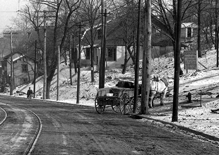 A wagon at the intersection of West Liberty
Avenue and Belle Isle Avenue in 1915.