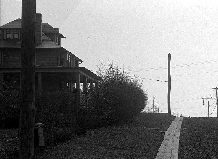 Looking from Pioneer Avenue up Fordham in 1921.