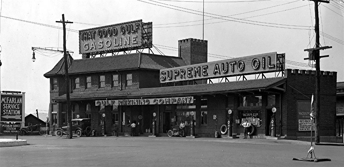 The Gulf Gas Station at Bigelow
and the Bloomfield Bridge - July 1921.