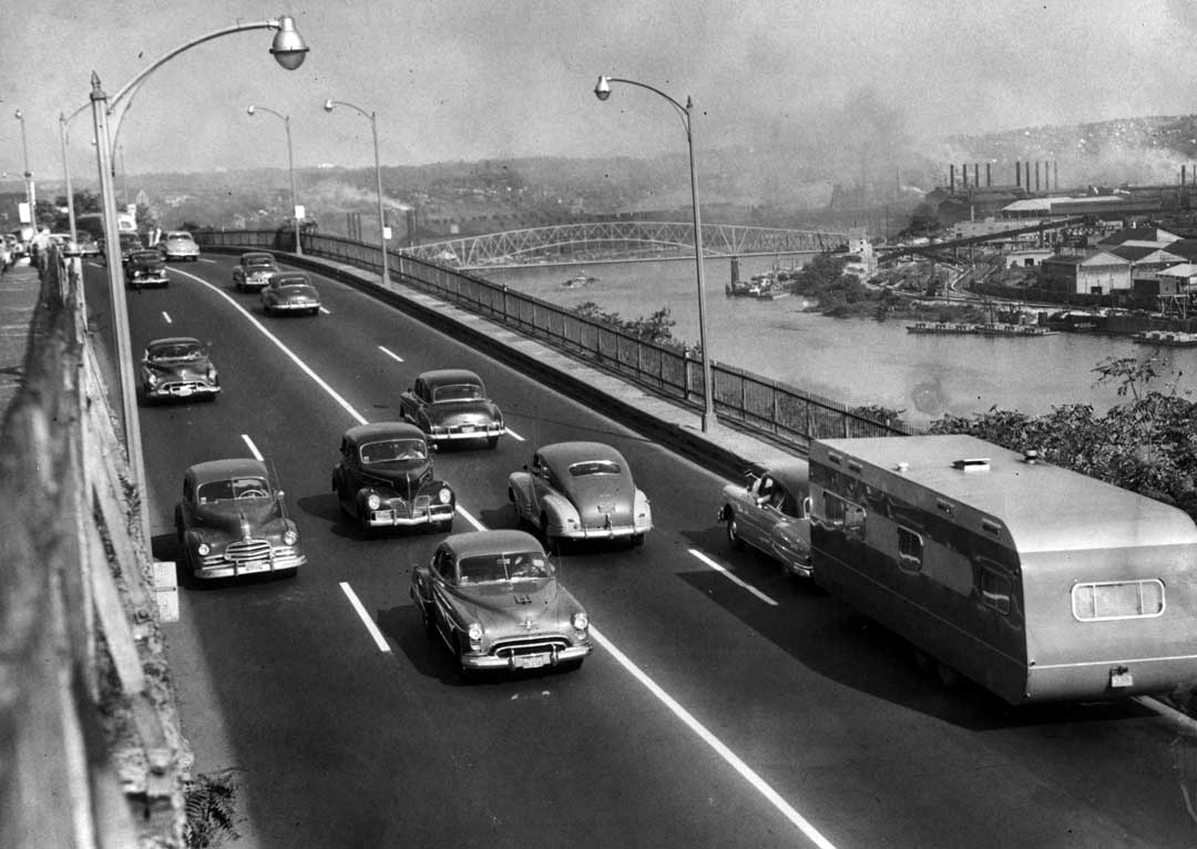Boulevard of the Allies near the crest of
the bluff looking towards oakland in 1950.