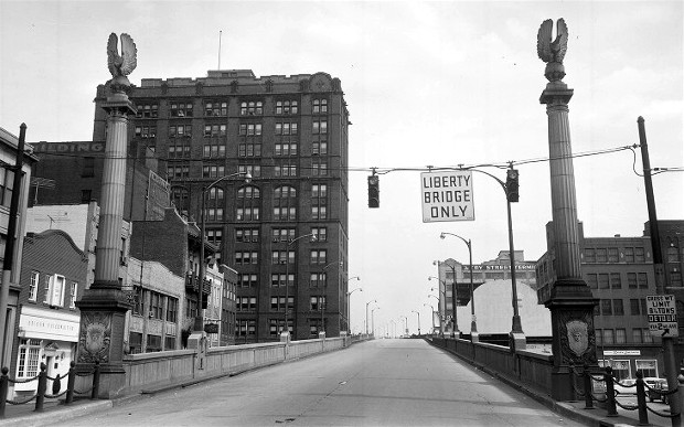 The Entrance to the Boulevard of
 the Allies ramp at Grant Street.