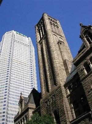 The five-story Allegheny County Courthouse
is dwarfed by the 54-story Mellon Center.