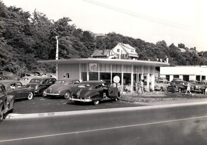 The original Eat'n Park Restaurant
on Saw Mill Run Boulevard in 1949.