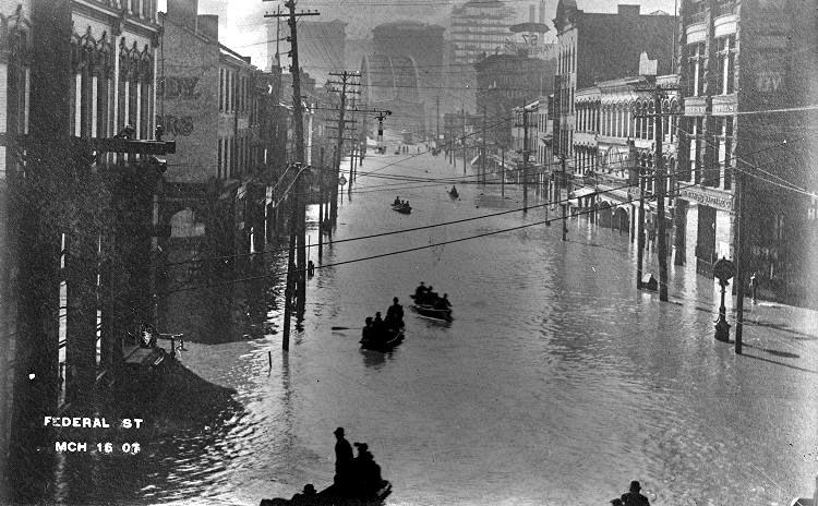 The Big Flood of 1907 - Federal
Street on the North Side.