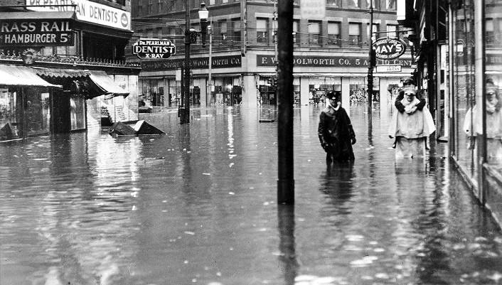The Great Flood of 1936 - Fifth
Avenue near Liberty Avenue.
