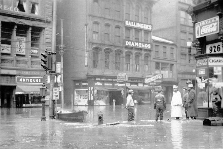 The Great Flood of 1936 - Eighth
Avenue and Liberty Avenue on March 18.