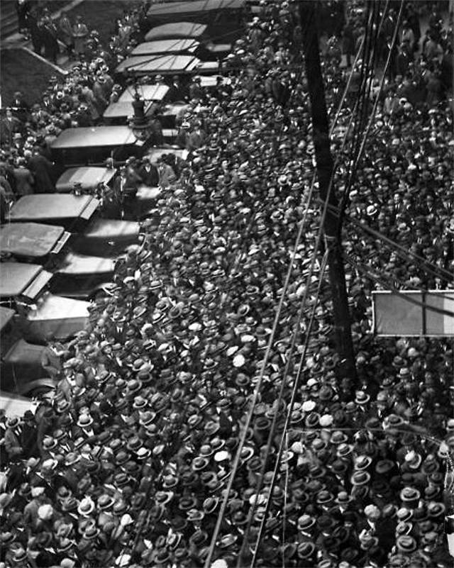The crowd gathers outside Forbes Field before
the final game of the 1925 World Series.