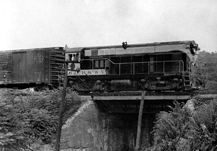 A P&WVRR train crossing trestle at
Whited Street in Brookline - March 1957.