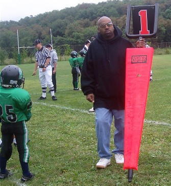 David Wicks had a good day
on the sticks. His son Loren
kept him advancing the down
marker forward all day long.
