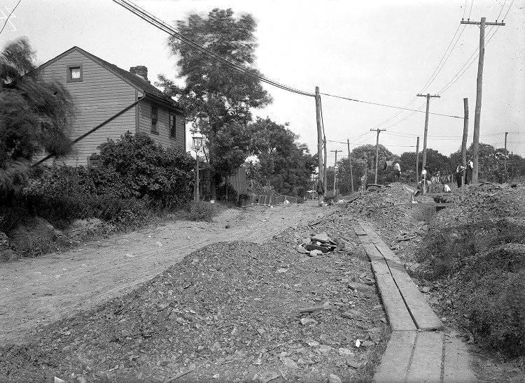 Pioneer Avenue near Kenilworth Avenue looking
towards Fordham Avenue and the bend leading
to Brookline Elementary School - 1916.