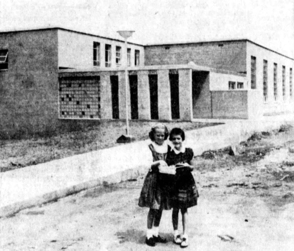 Students celebrate Loreto's opening - 1962